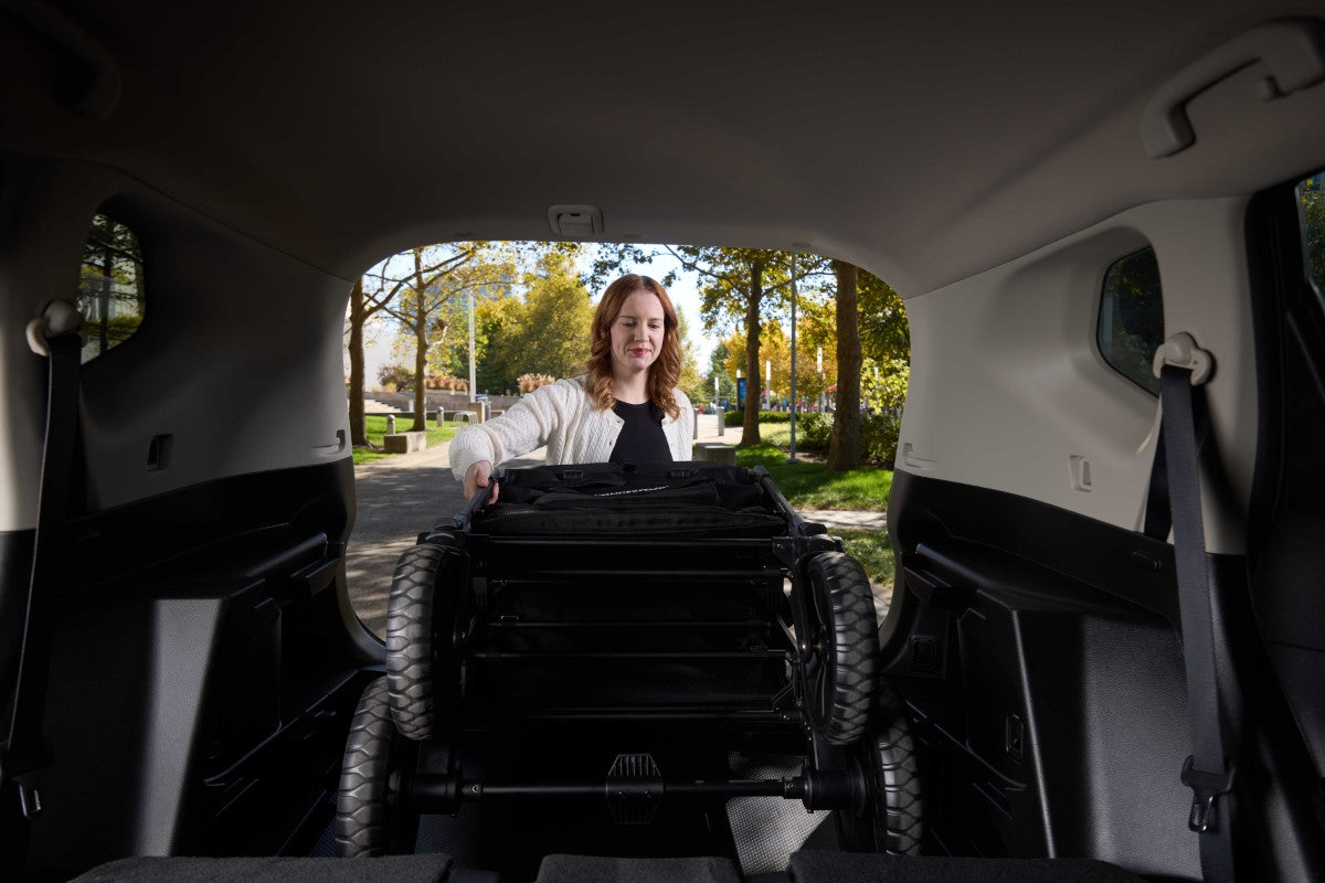 mom putting foldable W4 Luxe Pro into the car for traveling